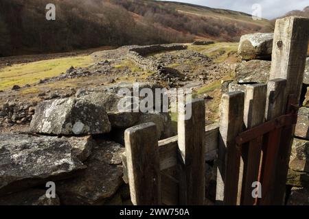 Porta sul sentiero che conduce alla miniera abbandonata presso la miniera Sir Francis Mine, Gunnerside, Swaledale, Yorkshire, Regno Unito. Foto Stock