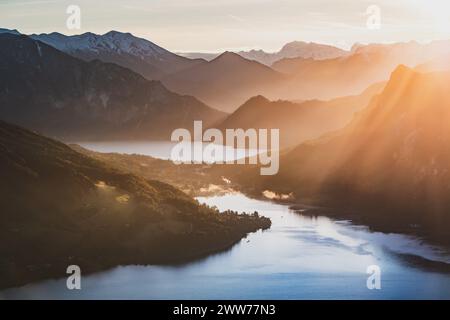 Sonnenaufgang am Gipfel der Drachenwand und Blick auf den Mondsee. MIT einer Höhe von 1176 hm liegt sie in den Salzkammergut-Bergen, einer Berggruppe in den Nördlichen Kalkalpen in Salzburg an der Grenze zu Öberösterreich, Österreich am 15.10.2021. // Alba sulla cima del Drachenwand e vista sul Mondsee. Con un'altezza di 1176 m, si trova nei Monti Salzkammergut, un gruppo montuoso nelle Alpi calcaree settentrionali a Salisburgo, al confine con l'alta Austria, Austria, il 15 ottobre 2021. - 20211015 PD15696 Foto Stock