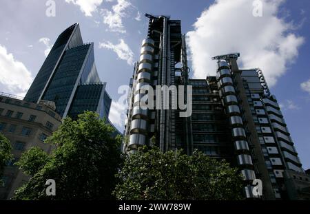 25/05/11 Embargoed fino al 26 maggio 2011...Over-Looking St. Pauls, apicoltori di città, Sally Coryn (Head of Business Development) e Jonathan Hogg (IT TR Foto Stock