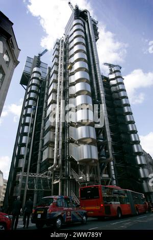 25/05/11 Embargoed fino al 26 maggio 2011...Over-Looking St. Pauls, apicoltori di città, Sally Coryn (Head of Business Development) e Jonathan Hogg (IT TR Foto Stock