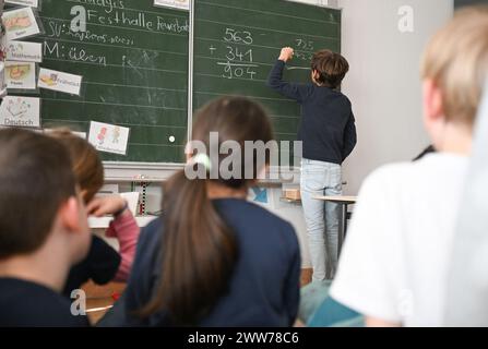 Stoccarda, Germania. 22 marzo 2024. Gli studenti di una scuola elementare lavorano su problemi di matematica in classe. La Baden-Württemberg Education and Science Union (GEW) ha commissionato uno studio per ricalcolare i requisiti degli insegnanti per la scuola elementare del Baden-Württemberg circa 2.400 fino al 2035. Crediti: Bernd Weißbrod/dpa/Alamy Live News Foto Stock