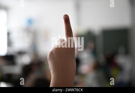 Stoccarda, Germania. 22 marzo 2024. Gli studenti di una scuola elementare lavorano su problemi di matematica in classe. La Baden-Württemberg Education and Science Union (GEW) ha commissionato uno studio per ricalcolare i requisiti degli insegnanti per la scuola elementare del Baden-Württemberg circa 2.400 fino al 2035. Crediti: Bernd Weißbrod/dpa/Alamy Live News Foto Stock