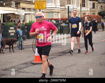 I corridori che partecipano alla Bath Half Marathon 2024, tra cui i partecipanti che raccolgono fondi per Bristol After Stroke Foto Stock