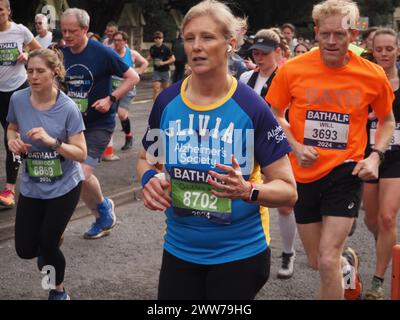 Corridori che partecipano alla Bath Half Marathon 2024, tra cui partecipanti che raccolgono fondi per l'Alzheimer's Society Foto Stock