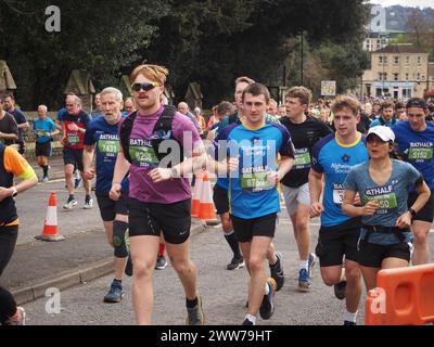 Corridori che partecipano alla Bath Half Marathon 2024, tra cui partecipanti che raccolgono fondi per l'Alzheimer's Society Foto Stock