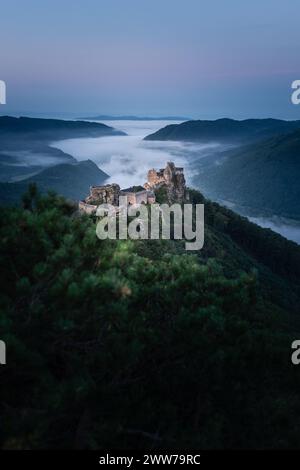 Sonnenaufgang bei der Burgruine Aggstein am rechten Ufer der Donau in der Wachau, Niederösterreich, Österreich AM 13.09.2021. // l'alba alle rovine del castello di Aggstein sulla riva destra del Danubio a Wachau, bassa Austria, Austria, il 13 settembre 2021. - 20210913 PD17904 credito: APA-defacto Datenbank und ContentManagement GmbH/Alamy Live News Foto Stock