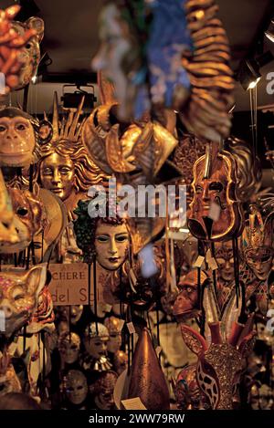 Maschere in un negozio a Venezia. Maschere veneziane in esposizione a Venezia. Foto Stock