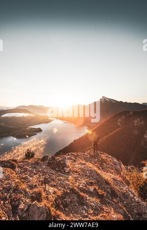 Sonnenaufgang am Gipfel der Drachenwand und Blick auf den Mondsee. MIT einer Höhe von 1176 hm liegt sie in den Salzkammergut-Bergen, einer Berggruppe in den Nördlichen Kalkalpen in Salzburg an der Grenze zu Öberösterreich, Österreich am 15.10.2021. // Alba sulla cima del Drachenwand e vista sul Mondsee. Con un'altezza di 1176 m, si trova nei Monti Salzkammergut, un gruppo montuoso nelle Alpi calcaree settentrionali a Salisburgo, al confine con l'alta Austria, Austria, il 15 ottobre 2021. - 20211015 PD15691 Foto Stock