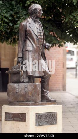 Foto del file datata 12/07/11 che mostra la statua di Thomas Cook fuori dalla stazione ferroviaria di Leicester. Il gruppo di viaggi Thomas Cook ha annunciato che taglierà 2.500 posti di lavoro Foto Stock
