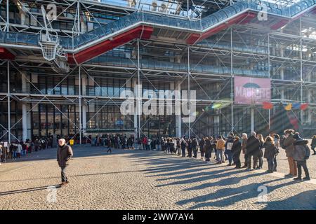 I visitatori si sono schierati fuori dal Centro Pompidou per una mostra d'arte Magritte. Foto Stock