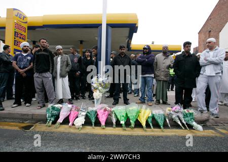 10/08/11...la comunità asiatica rende omaggio a Dudley Road, Winson Green, Birmingham, dove tre uomini asiatici sono stati uccisi dopo un'auto Foto Stock