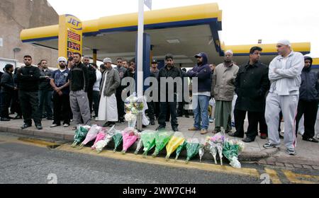 10/08/11...la comunità asiatica rende omaggio a Dudley Road, Winson Green, Birmingham, dove tre uomini asiatici sono stati uccisi dopo un'auto Foto Stock