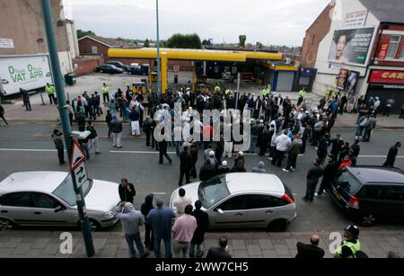 10/08/11...la comunità asiatica rende omaggio a Dudley Road, Winson Green, Birmingham, dove tre uomini asiatici sono stati uccisi dopo un'auto Foto Stock