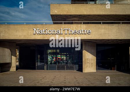 Il Teatro Nazionale su London SouthBank - brutalist architettura di stile completato 1976/77, architetto Denys Lasdun, Foto Stock