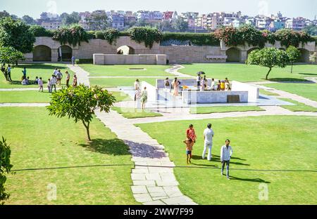 Complesso commemorativo Raj Ghat Delhi, India, Asia 1974. La piattaforma in marmo nero segna il punto della cremazione del Mahatma Gandhi Foto Stock