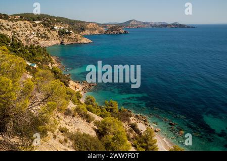 Capanne di pescatori sulla riva della spiaggia di Cala Porroig, es Cubells, Ibiza, Isole Baleari, Spagna Foto Stock