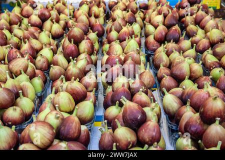 Stallo che vende fichi freschi in un mercato alimentare Foto Stock