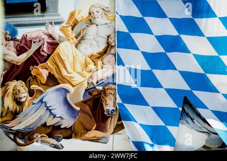 Lueftlmalerei e bandiera bavarese, Garmisch-Partenkirchen, Land Werdenfelser, alta Baviera, Baviera, Germania Foto Stock