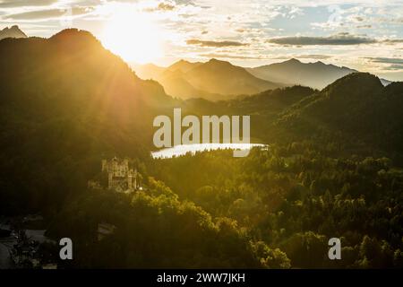 Castello di Hohenschwangau, tempesta foehn, tramonto, vicino a Fuessen, Ostallgaeu, Allgaeu, Baviera, Germania Foto Stock