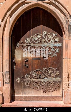 Vecchia porta in legno, accessori in ferro, forgiati ornamentali, Palazzo nuovo, Justus Liebig University JLU, città vecchia, Giessen, Giessen, Assia, Germania Foto Stock