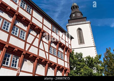 Leib'sches Haus, edificio medievale a graticcio come il Museo dell'Assia superiore, torre campanaria gotica dell'ex chiesa cittadina di San Pankratio, città vecchia Foto Stock