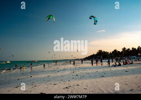 Il kitesurfing in Oceano Indiano fotografato sulla costa est, Zanzibar Foto Stock