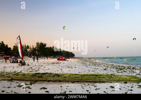 Il kitesurfing in Oceano Indiano fotografato sulla costa est, Zanzibar Foto Stock