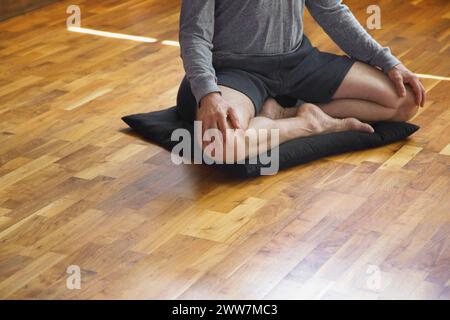 Uomo maturo a praticare Yoga e facile posa, sezione bassa Foto Stock