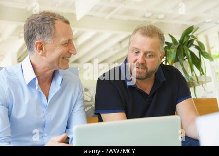Due uomini di affari con sale riunioni Foto Stock
