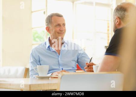 Due uomini di affari aventi riuniti in un ristorante Foto Stock