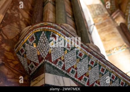 Primo piano degli interni restaurati e altamente decorati della Fitzrovia Chapel a Pearson Square a Londra W1, precedentemente parte del Middlesex Hospital. Foto Stock
