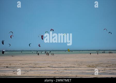 Il kitesurfing in Oceano Indiano fotografato sulla costa est, Zanzibar Foto Stock