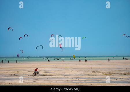 Il kitesurfing in Oceano Indiano fotografato sulla costa est, Zanzibar Foto Stock