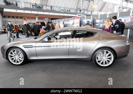 CLASSICI RETRÒ 2010, centro fieristico di Stoccarda, Silver Aston Martin, auto sportive moderne esposte al pubblico, centro fieristico di Stoccarda Foto Stock