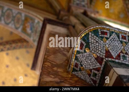 Primo piano degli interni restaurati e altamente decorati della Fitzrovia Chapel a Pearson Square a Londra W1, precedentemente parte del Middlesex Hospital. Foto Stock
