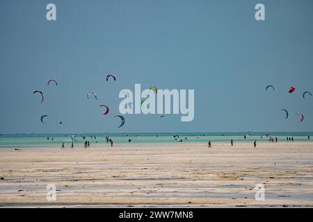 Il kitesurfing in Oceano Indiano fotografato sulla costa est, Zanzibar Foto Stock