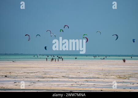 Il kitesurfing in Oceano Indiano fotografato sulla costa est, Zanzibar Foto Stock