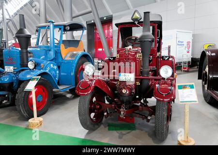 CLASSICI RETRÒ 2010, Fiera di Stoccarda, retro Lanz Bulldog di colore rosso presentato in una mostra, Fiera di Stoccarda, Stoccarda Foto Stock