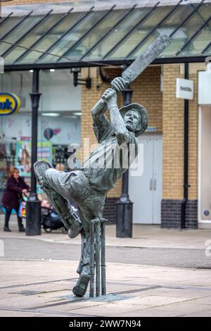 Hastings, 21 marzo 2024: Statua del cricket nel Priory Meadow Foto Stock