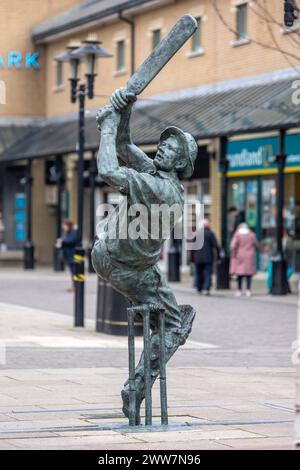 Hastings, 21 marzo 2024: Statua del cricket nel Priory Meadow Foto Stock