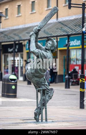 Hastings, 21 marzo 2024: Statua del cricket nel Priory Meadow Foto Stock