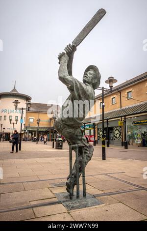 Hastings, 21 marzo 2024: Statua del cricket nel Priory Meadow Foto Stock