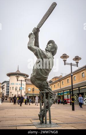 Hastings, 21 marzo 2024: Statua del cricket nel Priory Meadow Foto Stock