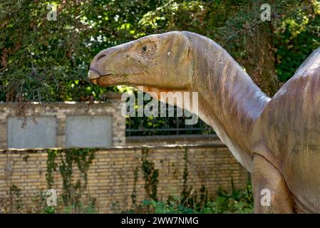 Dinosauro Iguanodon, dente di iguana, replica a grandezza naturale nel giardino di fronte all'Accademia Hermann Hoffmann, Justus Liebig University JLU, città vecchia Foto Stock