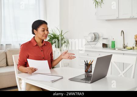 buon nutrizionista afroamericano che tiene la prescrizione mentre dà consulenza online a casa Foto Stock