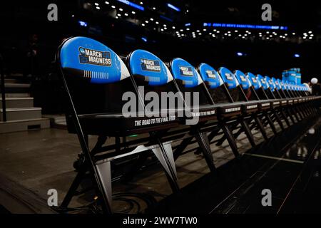 Brooklyn, New York, Stati Uniti. 22 marzo 2024. Le sedie del torneo NCAA Men's March Madness Tournament per la partita di basket tra i James Madison Dukes e i Wisconsin Badgers al Barclays Center di Brooklyn, New York. Darren Lee/CSM/Alamy Live News Foto Stock