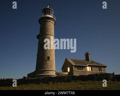 Il faro sotto un cielo stellato. Lundy Island, Devon Foto Stock