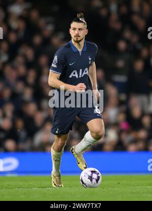 Londra, Regno Unito. 16 marzo 2024. 16 marzo 2024 - Fulham contro Tottenham Hotspur - Premier League - Craven Cottage Tottenham Hotspur's Radu Drãgusin in azione. Crediti immagine: Mark Pain/Alamy Live News Foto Stock
