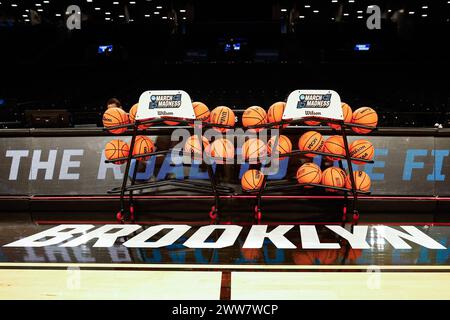 Brooklyn, New York, Stati Uniti. 22 marzo 2024. Il cartellone NCAA Men's March Madness Tournament e le palle NXT Wilson EVO per la partita di basket tra i James Madison Dukes e i Wisconsin Badgers al Barclays Center di Brooklyn, New York. Darren Lee/CSM/Alamy Live News Foto Stock