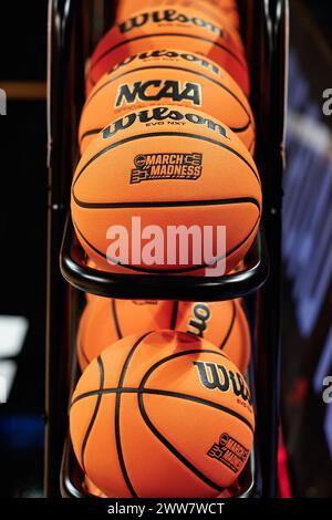 Brooklyn, New York, Stati Uniti. 22 marzo 2024. Wilson EVO NXT basket con il logo NCAA Men's March Madness Tournament per la partita di basket tra i James Madison Dukes e i Wisconsin Badgers al Barclays Center di Brooklyn, New York. Darren Lee/CSM/Alamy Live News Foto Stock